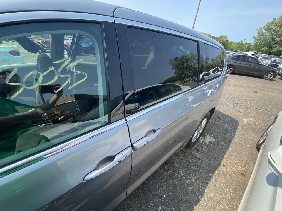 Used Rear Left Door Assembly Rear Side fits: 2017 Chrysler Pacifica movable glas Foto 2 de 4