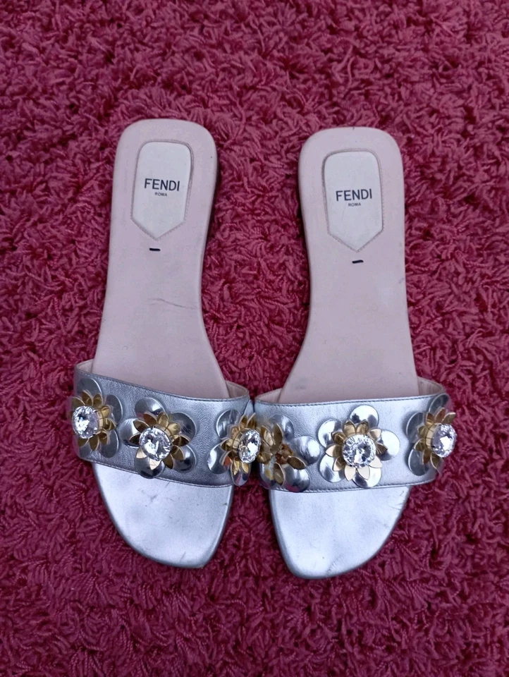 Toboganes planos Fendi de cuero plateado Flowerland talla 40 Foto 4 de 4