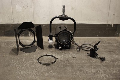 2x ARRI True Blue T1 PO Stufenlinse Fresnel 1000W im 2er Case TV Studio B2B MwSt
