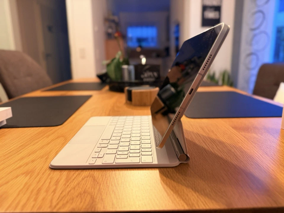 Apple iPad 11“ (3.Generation), 128 GB, WiFi + 5G, Silber, Magic Keyboard weiß - Bild 2 von 4