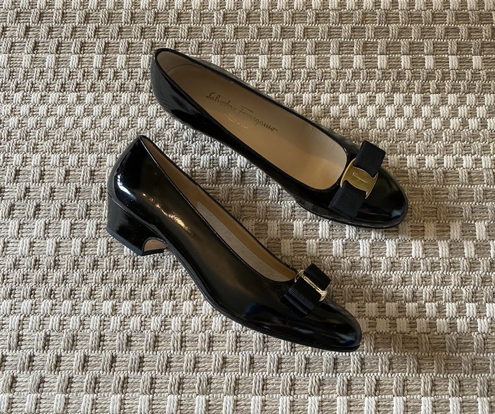 Ferragamo — new Salvatore FERRAGAMO Vara 8 B Black Patent Leather Low Heel Pumps with Bow