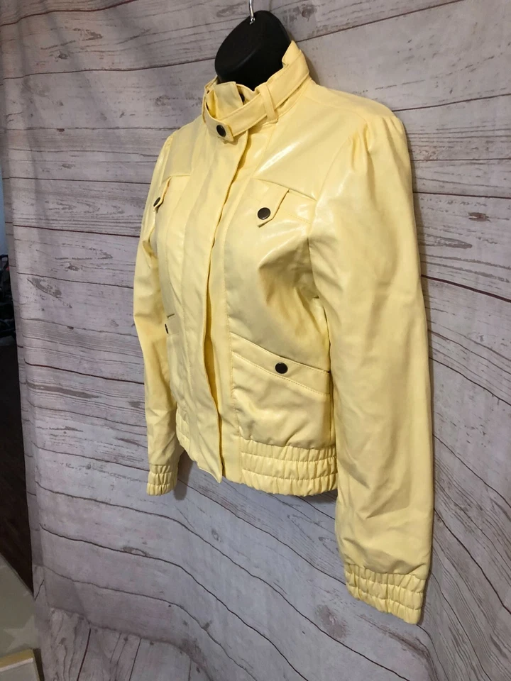 Jaqueta feminina Charlotte Russe com zíper frontal amarela tamanho P pequena - Imagem 3 de 4