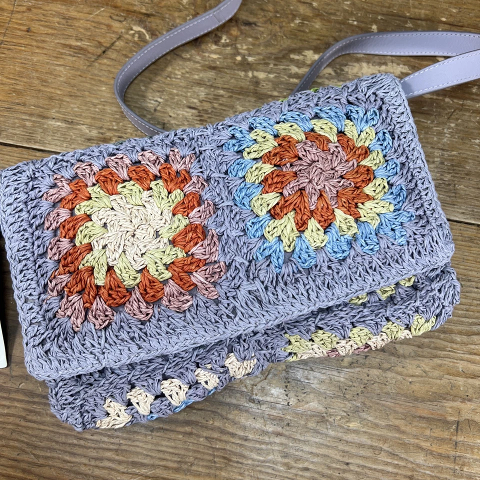 Bolso Bandolera Lucky Brand Boho Floral de Paja para Bolso sin asas S Lila Precio de venta sugerido por el fabricante $118.00 Foto 4 de 4