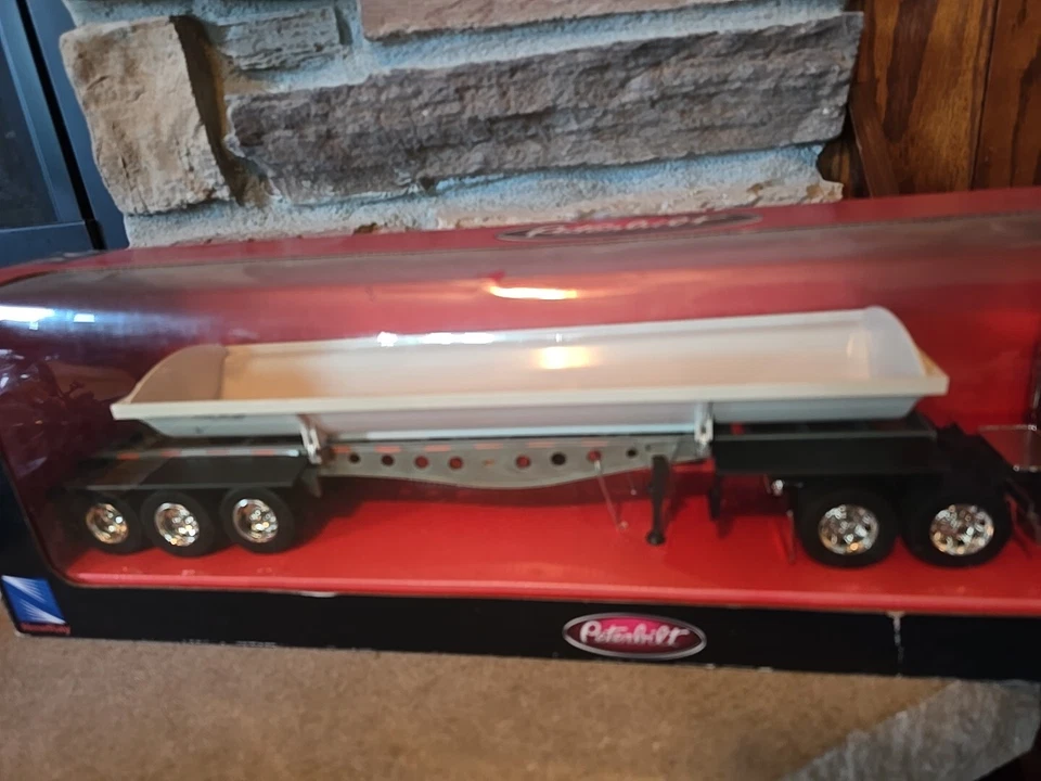 PETERBILT RED NEWRAY 1/32 DIECAST TRUCK COLLECTOR'S MODEL,NEW - Image 3 of 4