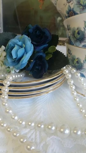 VINTAGE QUEEN ANNE BLUE FLORAL PATTERN TEA CUPS &SAUCERS 8 PIECES - Picture 7 of 8