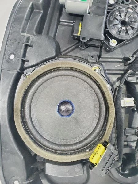 Rear Right Window Regulator Panel Motor PN 91161-00100 OEM 15 16 17 Kia K900 - Image 3 of 4