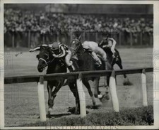 1944 Press Photo Jamaica NY Eddie Arcaro on Tiger Call, Brooks on Hillyer Court