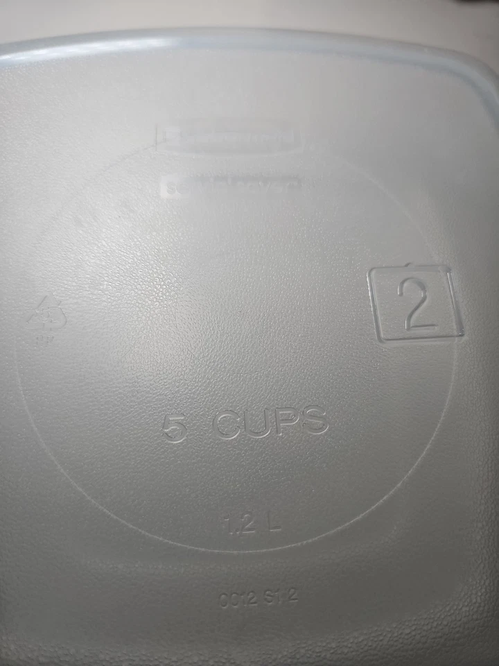 Rubbermaid Servin' Saver #2 + #11 Square White Lid 5c  Rectangle Almond Lid 24oz - Image 3 of 4