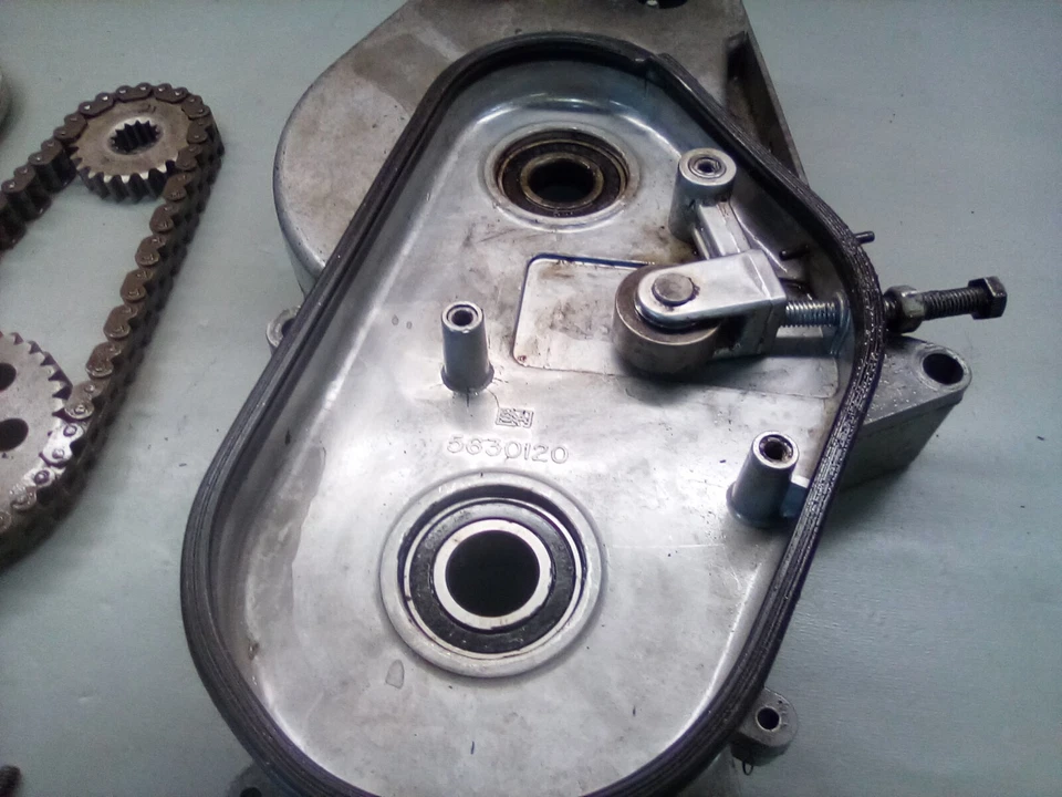 1986 Polaris Indy Trail Chaincase assy Drop Case Gears 400 440 488 500 damages - Image 3 of 4