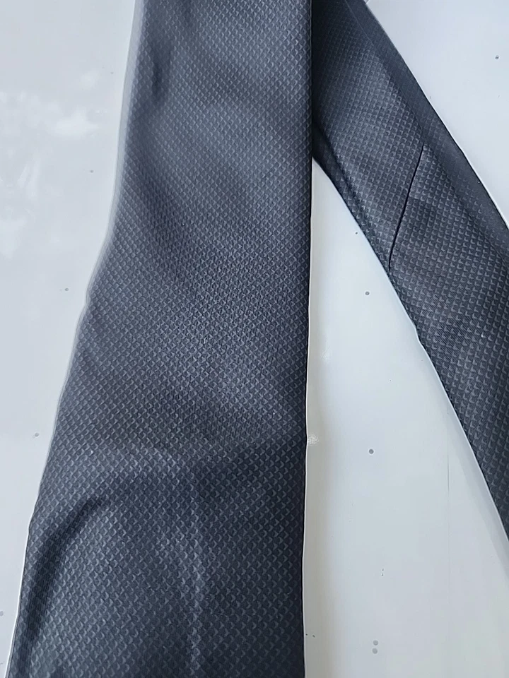 Corbata Valentino 100% Seda 3 1/4" X 57" Hecha en Italia. Foto 3 de 4