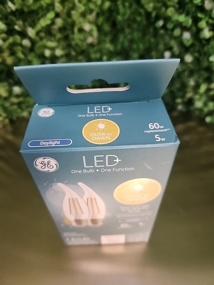 GE Lighting 93121494 5W 500 Lumen White LED Dusk to Dawn Non-Dimmable Light Bulb - Image 2 of 4