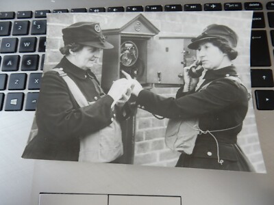  PHOTOGRAPH  GERMAN PRESS ISSUE    AFS LONDON TELEPHONE ETC  NAME THEM ? 