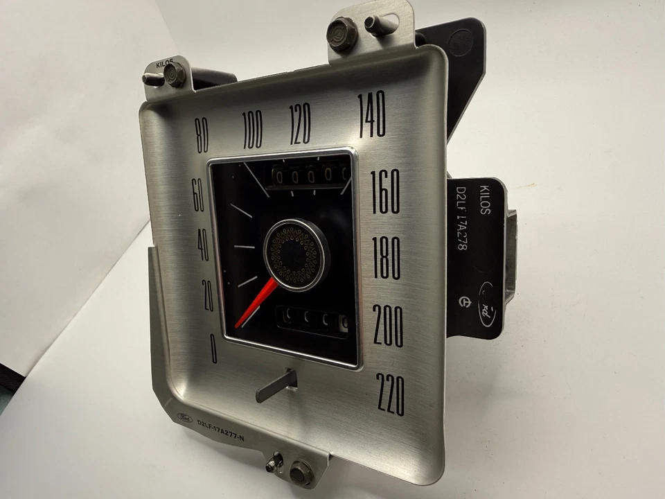 NUEVO DE LOTE RARO Lincoln Mark IV Velocímetro KILÓMETRO 220 KPH D5LY-17255-A | PROBADO Foto 2 de 4