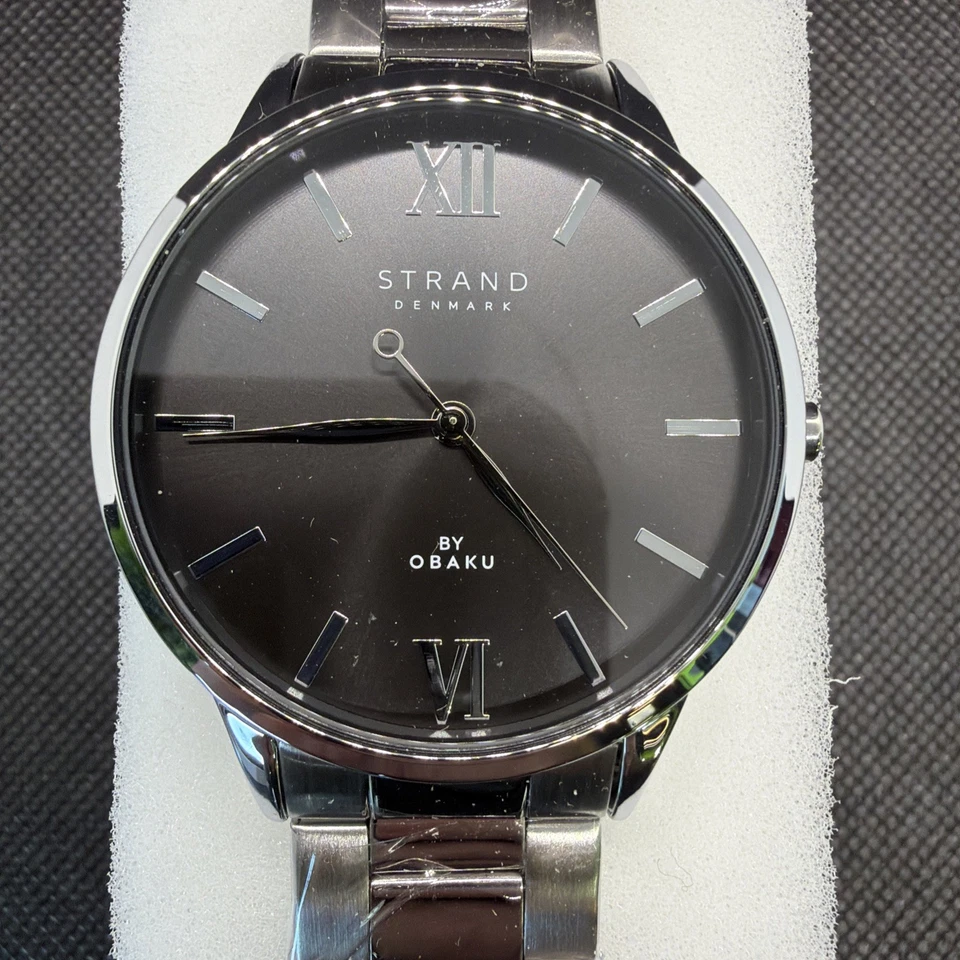 Strand by OBAKU DINAMARK - Hermoso reloj con esfera negra tono plateado S747GXCBSC-DNO Foto 3 de 4
