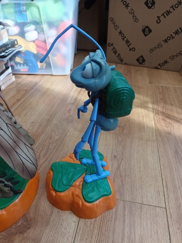 Figura electrónica de guardia de habitación y tolva de Disney Pixar A Bug's Life - Imagen 9 de 22