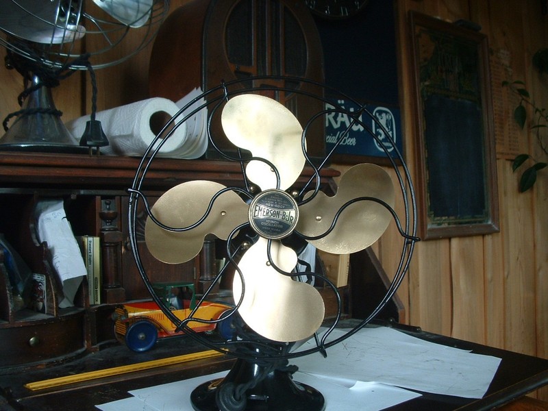 EMERSON 1SPD.OSCILLATING FAN.POWERFUL MACHINE!WORKS AS IT SHOULD,QUIET,RELIABLE!