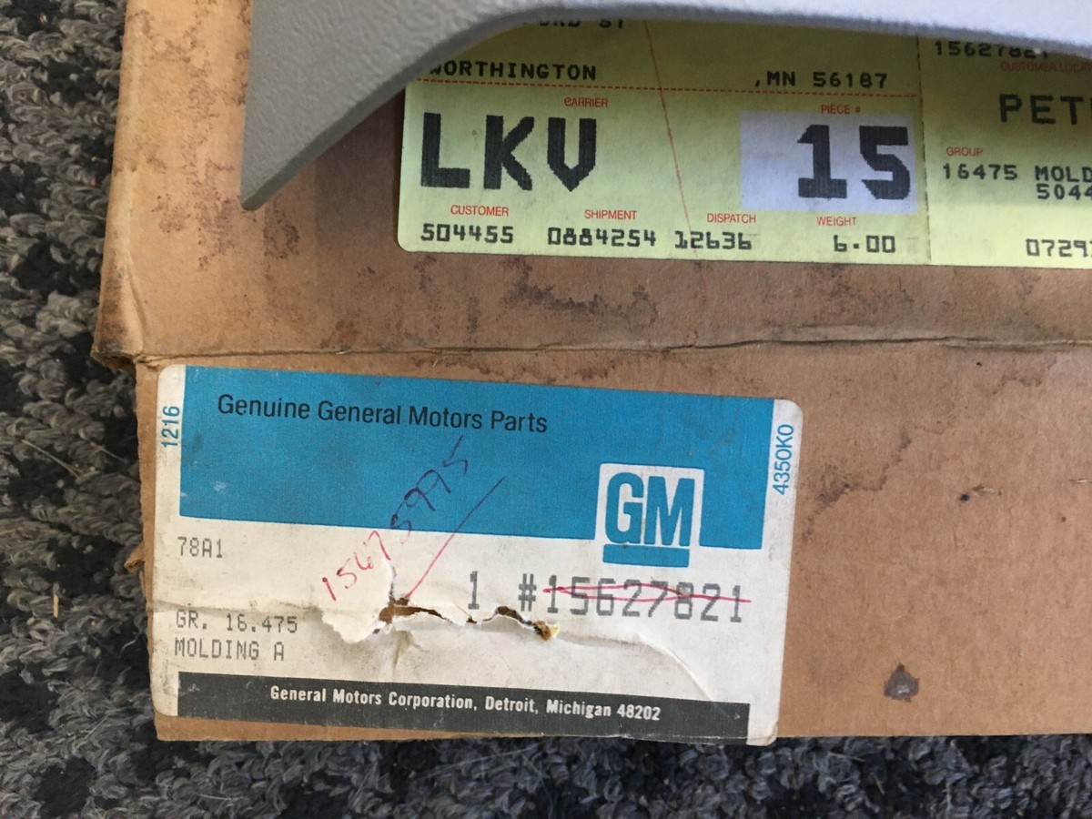 GMC CHEVROLET CK TRUCK REAR WINDOW GLASS LOWER TRIM REVEAL
