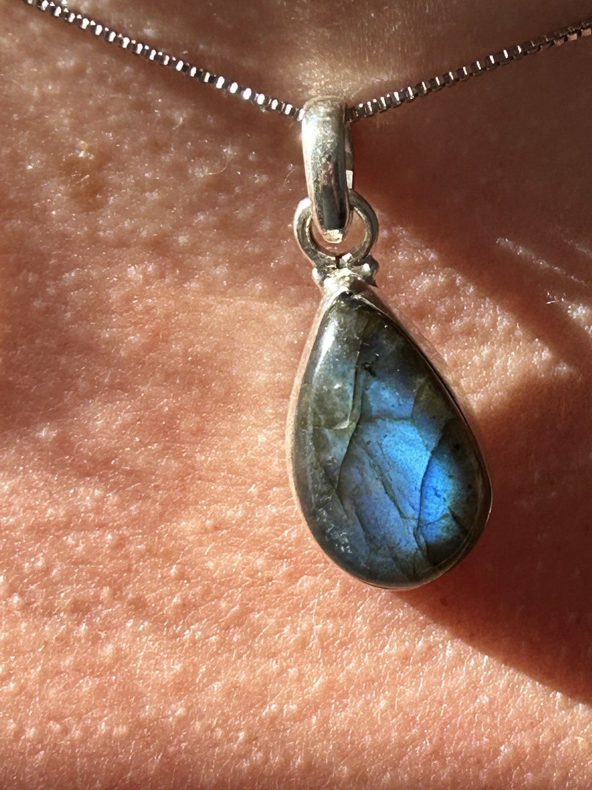 Collier labradorite pour sublimer vos tenues bohèmes chic de soirée