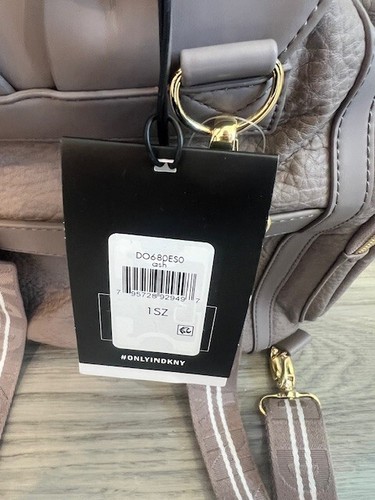 DKNY Rucksack in Beige/Pilzfarbe, Magnetverschluss, Bindebänder, Reißverschlüsse - Bild 11 von 12