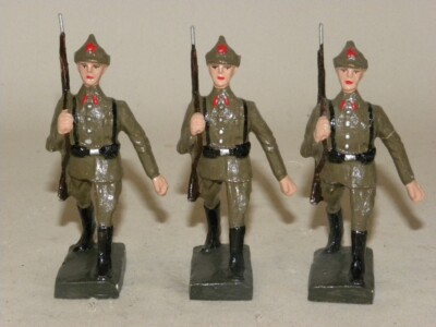 DURSO COMPOSITION FIGURE 3 RUSSIAN INFANTRYMEN PARADE WITH ELASTOLIN RIFLE SHIALU