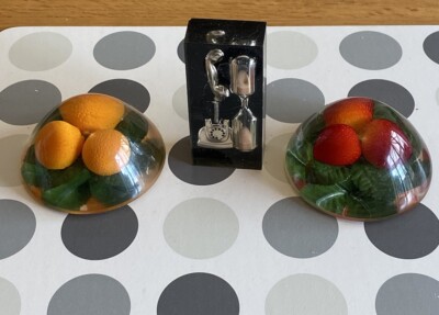 2x Lucite Briefbeschwerer Erdbeere & Mandarine, Telefon Stundenglas Anruf Timer