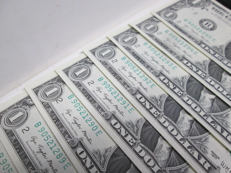 LOT OF 13 1976 US $1 FEDERAL RESERVE NOTES- UNC & CONSECUTIVE - Image 3 of 4