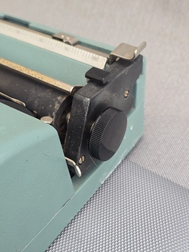 Vintage Olivetti Lettera 32 Portable Typewriter with Case - Picture 21 of 24