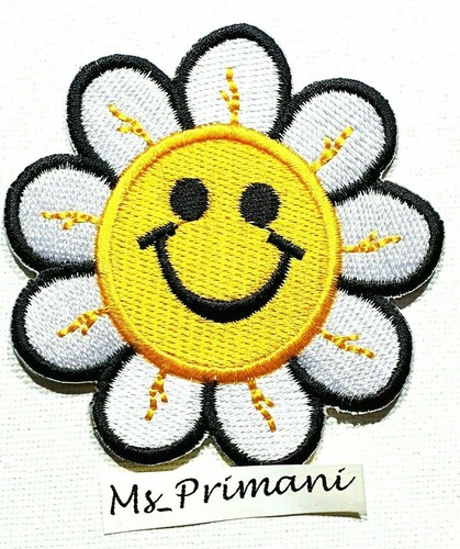 Embroidered Badge Yellow happy Face Flower Patch Iron/Sew On Clothes 7.1x7.1CM - Foto 2 di 2