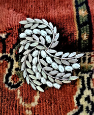 Broche Corona Trifari Imitación Semilla Perla Flor Tono Plata De Colección MCM DE COLECCIÓN Joyería