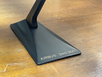 Maquette Avion Airbus A340-300 Gulf Air - 31,5 Cm - Souvenir Personnel Navigant