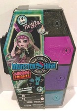2023 Monster High Skulltimate Secrets NEON FRIGHTS TWYLA 125 looks  CASKET NLA
