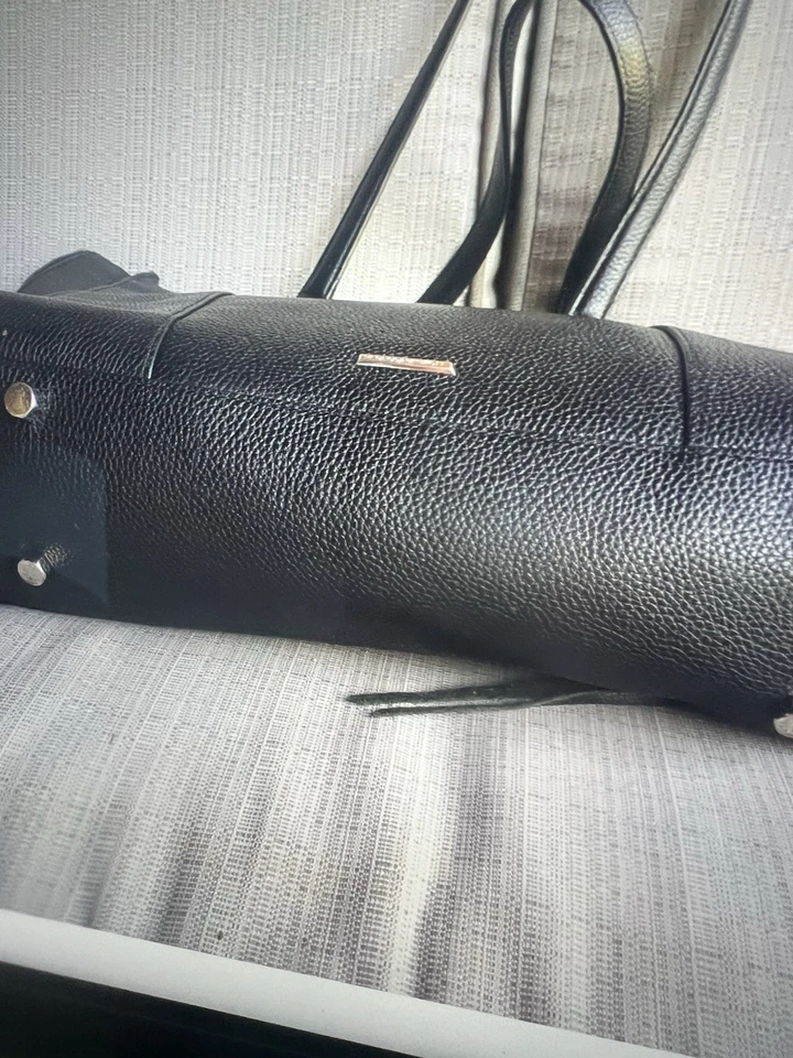 Bolso de mano Rebecca Minkoff Always On Side de cuero negro Foto 2 de 4