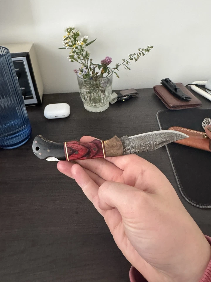 Navaja de bolsillo Damasco con estuche de cuero incrustaciones geniales y mango intrincado Foto 3 de 4