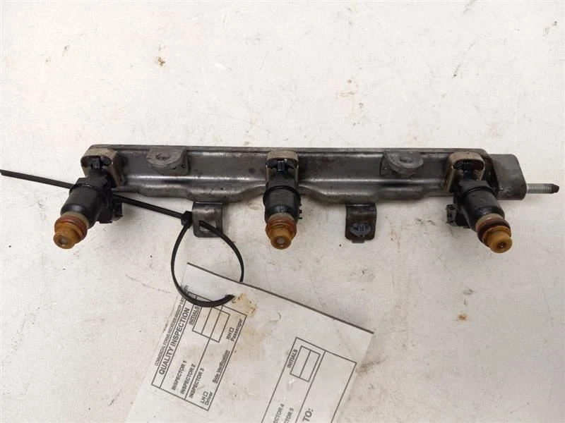 Toyota Avalon 1998-2004 riel de combustible lado derecho Foto 3 de 4