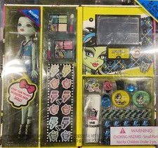 Estuche de Maquillaje Monster High y Muñeca Frankie Iluminada Espejo Brillo de Labios Esmalte de Uñas +