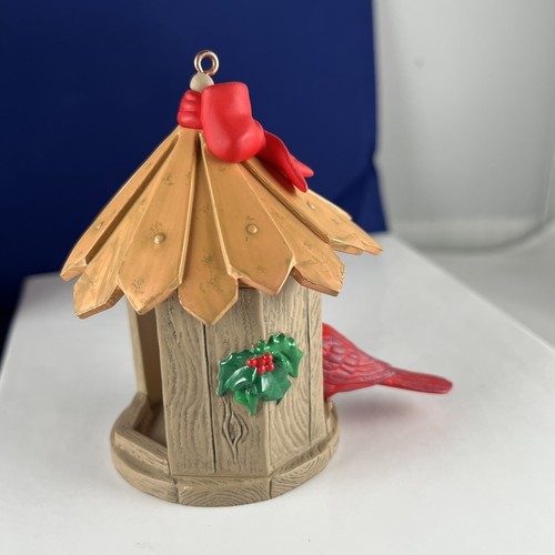 1999 Hallmark Wintertime Treat Ornament Cardinal Bird Feeder Red Cardinal - Picture 5 of 8