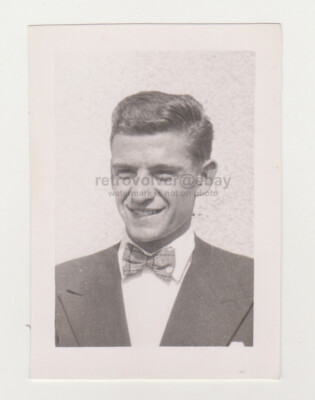 Zärtlich gutaussehender junger Mann süßes Gesicht männlicher Kerl Gentleman G...