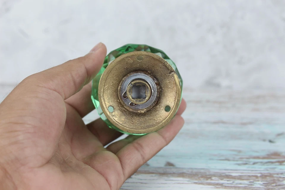 Elegante perilla de puerta de vidrio verde claro vintage con base de latón - Acento de decoración del hogar Foto 4 de 4