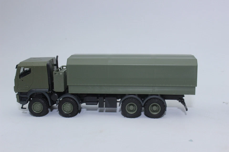 Herpa 746915 Iveco Trakker 8x8 Protected Flatbed Truck Undecorated Military 1:87 - Image 2 of 4
