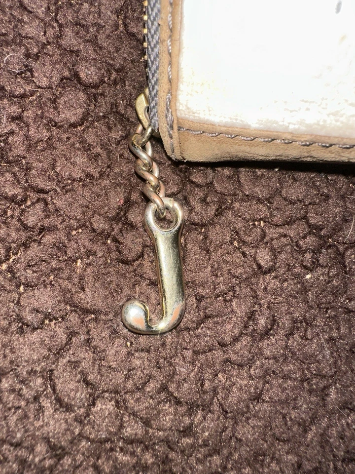 Cartera de gamuza de terciopelo marrón y tostado vintage Y2K Peace, Love, & Juicy Couture Foto 3 de 4