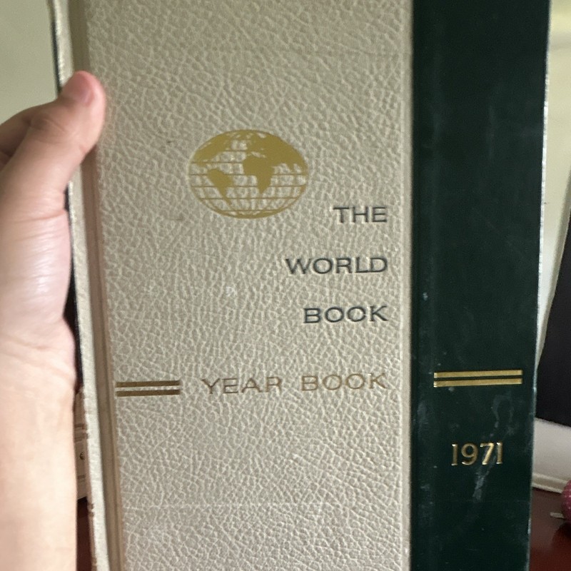 World Book 1971 Year Book Hardcover Illustrated World History Encyclopedia