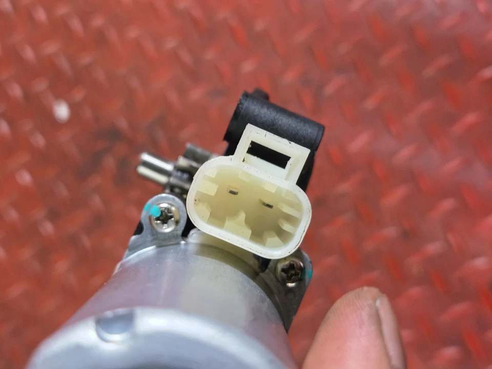 Motor de ventana eléctrica del lado del conductor delantero 2000-2005 para modelos Saturn Dorman 742-114 Foto 3 de 4