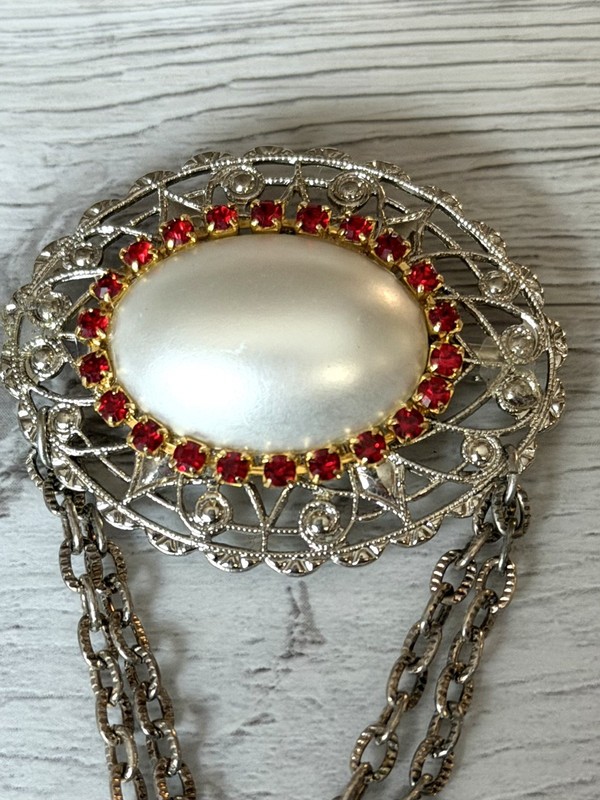 VINTAGE ESTATE ORNATE FAUX PEARL CABOCHON RED RHINESTONE DANGLE CHAIN BROOCH