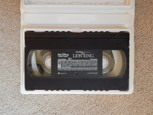 DISNEY MOVIES on VHS~LOT OF 4~PINOCCHIO, LION KING, ROBIN HOOD & 101 DALMATIONS - Picture 7 of 9