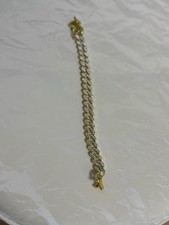 Elegantes goldenes Armband mit glitzernden St...