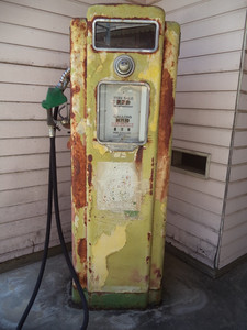 VINTAGE 'WAYNE' GAS PUMP WITH INSIDE STILL IN TACK - ALL ORIGINAL! HEAVY!