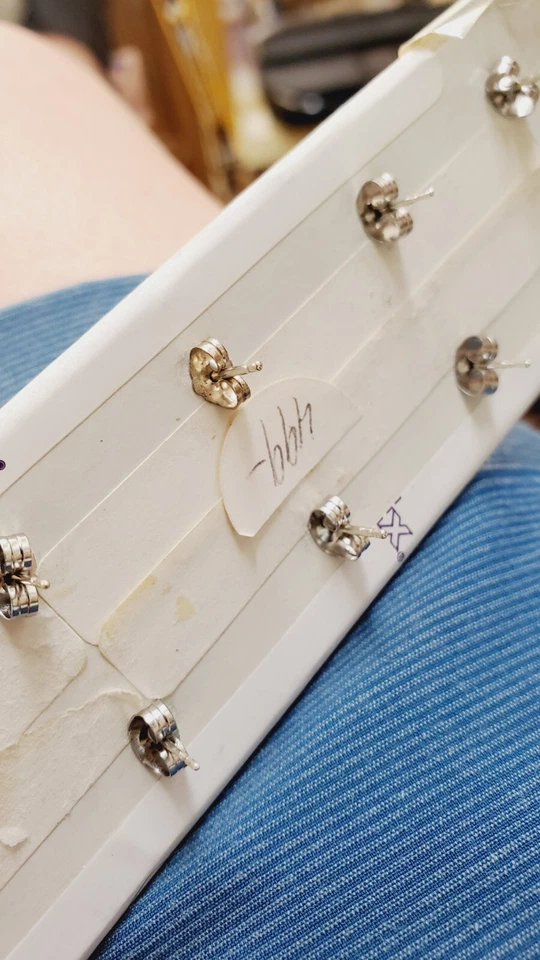 Aretes solitarios redondos de diamantes de 1/4 quilate TW Foto 2 de 3