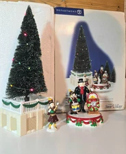 DEPT 56 Snow Village THE TREE LIGHTING CEREMONY 55104 Tiny Chip on the underside
