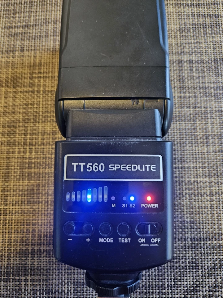 Neewer Speedlite TT560 Universal Shoe Mount Flash  - Image 3 of 3