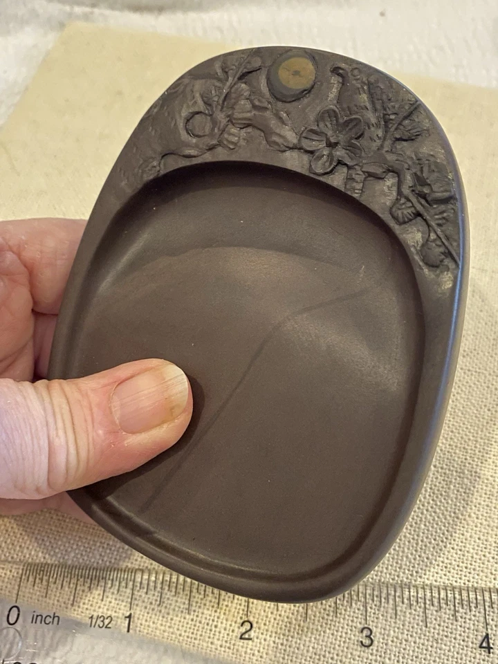 Pedra de tinta chinesa antiga com falcão esculpido em galho - Imagem 2 de 4